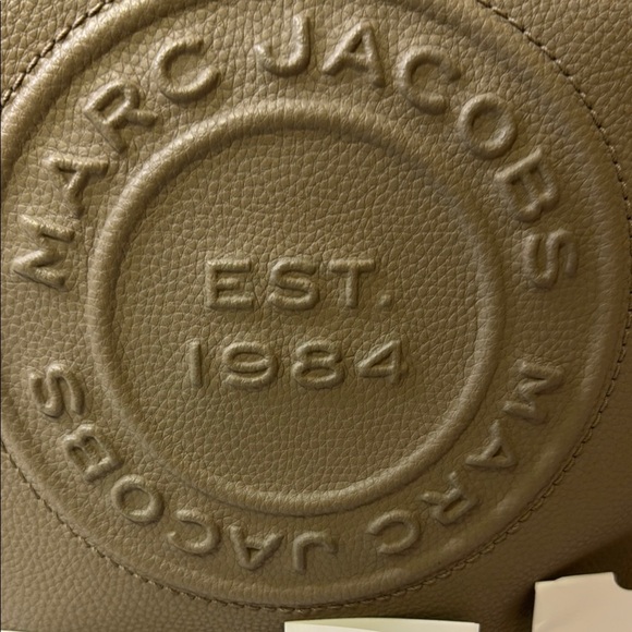 Marc Jacobs Tan Shoulder Bag with Embossed Logo - Picture 3 of 16